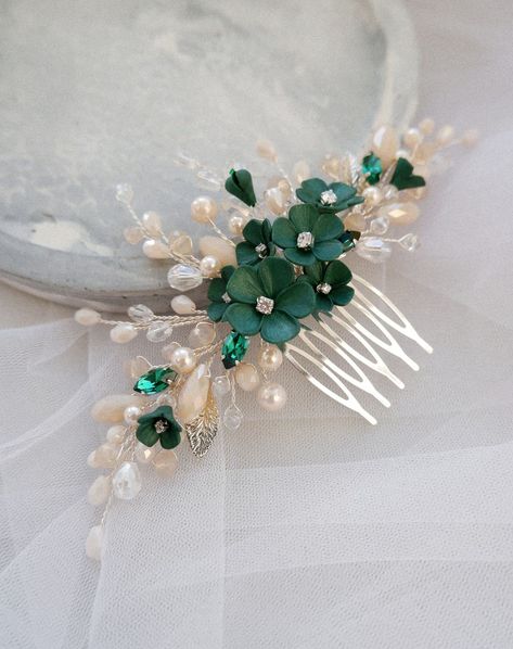 Wire Brooch, Dark Green Wedding, Hair Tie Accessories, Brunette Makeup, Bead Hair Accessories, Hair Up Styles, Polymer Jewelry, Flower Diy Crafts, Wedding Hair Pieces