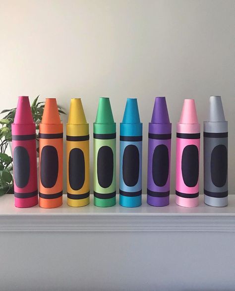 Made some crayons from a cardboard carpet tube to hang above tables! #classroom #artclassroom #artteachersofig #lovemyjob #imateacher… Crayola Decorations, Crayon Classroom Decor, Vaso Crayola, Crayon Preschool Classroom Theme, Crayon Decor, School Office Decor, Diy Crayons, Art Classroom Decor, K Crafts