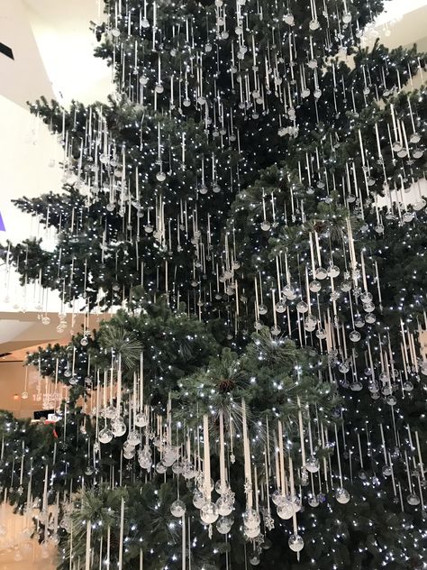 Rain Drop Christmas Tree, Clear Christmas Tree, Icy Christmas Tree, Ice Christmas Tree, Besties Christmas, Christian Christmas Decorations, Christmas Tree Inspo, New Years Tree, Crystal Christmas Tree