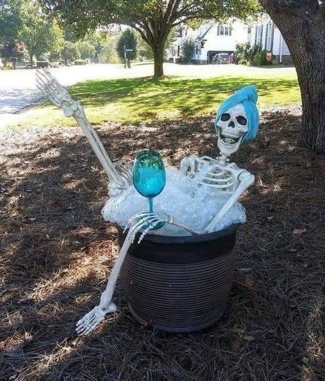 Funny Halloween Decorations, Scary Halloween Decorations Outdoor, Halloween Diy Outdoor, Halloween Decor Diy, Halloween Skeleton Decorations, Halloween Outside, Creepy Halloween Decorations, Diy Halloween Decor, Halloween Tattoo