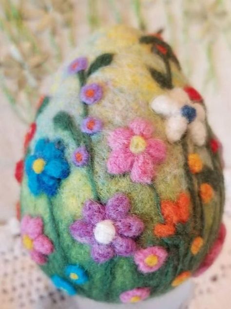 Felted Eggs, Needle Felted Easter, Tovad Ull, Felted Balls, Felt Spring, Needle Felting Diy, Easter Activities For Kids, Felted Wool Crafts, Needle Felting Projects