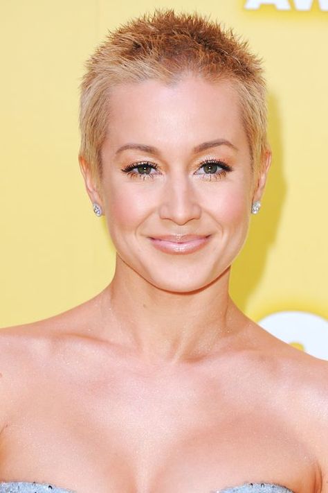 Kellie Pickler Shave Your Head, Buzzed Hair Women, Buzz Cut Women, Shaved Hair Women, Shaved Heads, Kellie Pickler, Shaved Head Women, Half Shaved Hair, Shaving Your Head