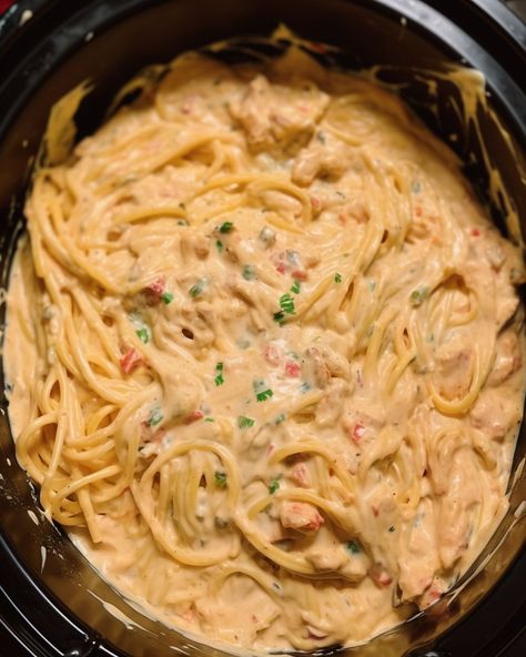 Creamy Chicken Pasta Recipes, Slow Cooker Kitchen, Slow Cooker Creamy Chicken, Creamy Chicken Pasta, Pasta Dinner Recipes, Chicken Pasta Recipes, Crock Pot Slow Cooker, Easy Casserole Recipes, Creamy Pasta