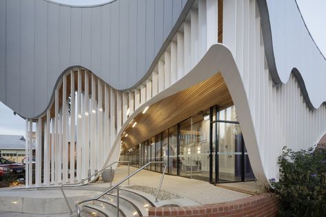 Single Story Architecture Design, Public Center Architecture, Modern Stone Architecture, Heart Architecture Concept, Health Center Architecture, Public Building Design, Curved Building, Koshino House, Curve Building