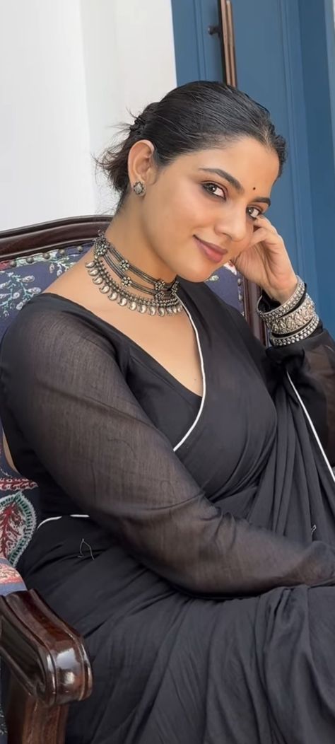 Nikhila Vimal, Female Celebrity Fashion, Indian Woman, Beautiful Dresses Short, Hot Hair Styles, Beauty Portrait, Curvy Girl Fashion, Black Dress