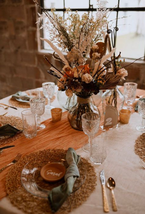 Maroon Boho Wedding Decor, Boho Terracotta Centerpieces, Modern Rustic Wedding Table Decor, Earthy Wedding Centerpieces Diy, Terracotta Wedding Table Centerpieces, Rustic Fall Centerpieces Wedding, Boho Rustic Centerpieces Wedding, Terracotta Centerpiece Wedding, Terracotta And Teal Wedding