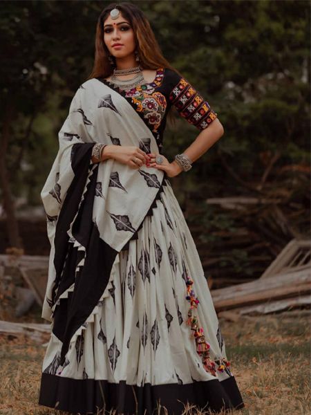 Latest Designer Black & White Chaniya Choli For Navratri 2019 Online at YOYO Fashion. ✔️🔥What's app Support - +91 8000588688 #navratri2019 #navratricollection #chaniyacholi #chaniyacholiforgarba #chaniyacholifornavratri #cottonchaniyacholi #latestchaniyacholi #chaniyacholidesign #printedchaniyacholi #designerchaniyacholi #onlineshopping #ethnicdress #ethinicwear #latestnavratrifashion #indianfashion #traditionaldress #chaniyacholionline #womenfashion #navratristyle2019 Manish Malhotra Lehenga, Garba Outfit, Choli Blouse Design, Chaniya Choli Designs, Garba Dress, Navratri Garba, Lehenga Choli Designs, Ghaghra Choli, Navratri Dress