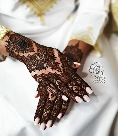 Neha Bhasin, Kashee's Mehndi Designs, Khafif Mehndi Design, Feel Powerful, Mehndi Design Pictures, Pretty Henna Designs, Full Mehndi Designs, Stylish Mehndi, Latest Bridal Mehndi Designs