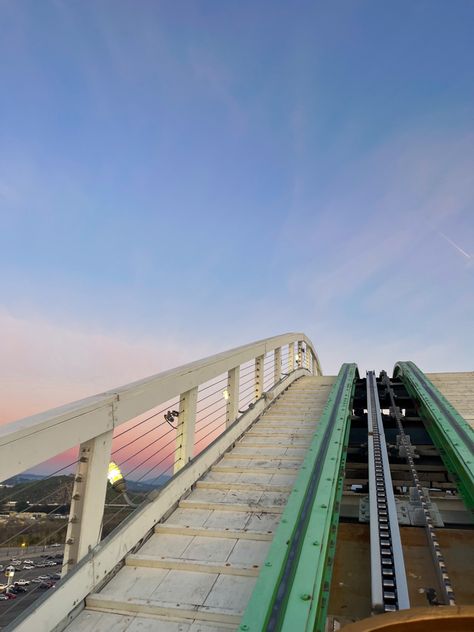 Theme Park Friends Aesthetic, Rollercoaster Outfit Ideas, Theme Park Date Aesthetic, Pink Rollercoaster, Rollar Coasters Aesthetic, Aesthetic Rollercoaster, Six Flags Aesthetic, Carnival Core, Rollercoaster Aesthetic