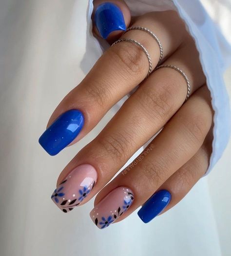 Navy Blue Nails With Flowers, Royal Blue Nails With Flowers, Blue Nails Ideas Short, Blue Floral Nails, Nails Azul, Trendy Blue Nails, Azul Nails, Blue Nail Inspo, Her Nails