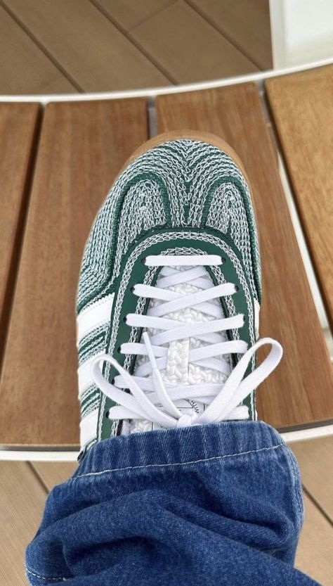 Sean Weatherspoon Adidas, Sean Wotherspoon Gazelle, Summer Shoes 2023, Adidas Gazelle Green, Outlander Magazine, Adidas Gazelles, Vintage Summer Outfits, Sean Wotherspoon, Early Fall Outfits