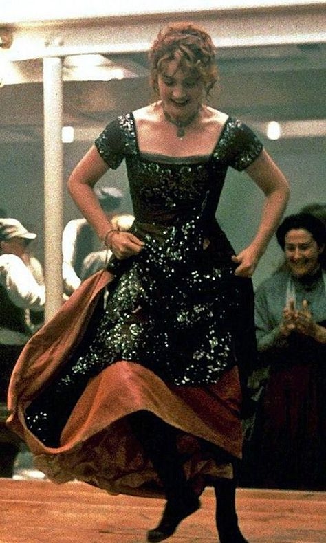 Kate Winslet as Rose Dewitt Bukater in Titanic - 1997 Titanic Costume, Rose Dewitt Bukater, Titanic Kate Winslet, Rose Titanic, Rose Dawson, Titanic Art, Titanic Dress, Titanic 1997, Leo And Kate