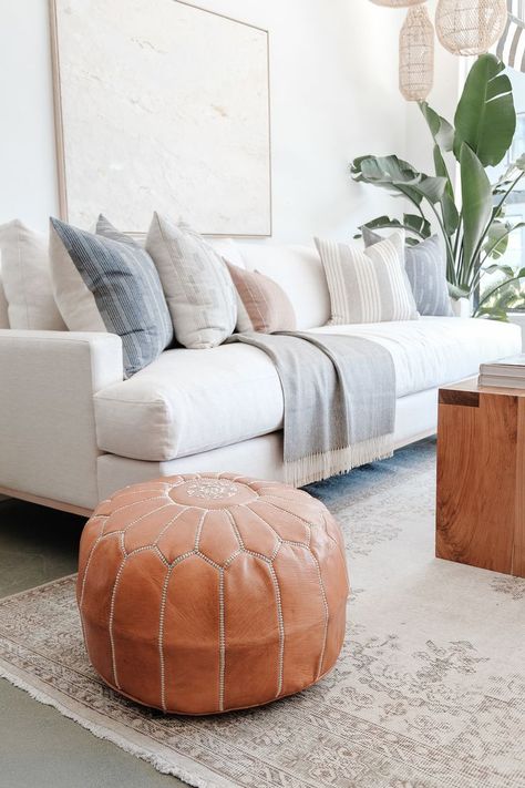 Modern Moroccan Decor Living Room, 30s Decor, Moroccan Inspired Living Room, Modern Moroccan Interior Design, Turkish Living Room, Art Marocain, Moroccan Pouffe, Leather Pouf Ottoman, Living Room Pouf