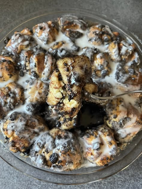 Oreo Cinnamon Rolls Recipes, Oreo Stuffed Cinnamon Rolls, Oreo Cinnamon Rolls, Cinnamon Bites, Cinnamon Roll Monkey Bread, Vegetarian Cookies, Cinnamon Roll Bake, Baking Buns, Oreo Dessert