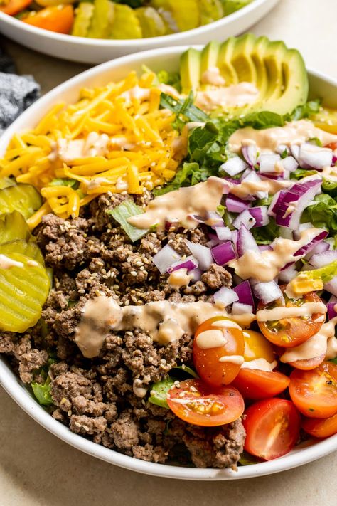 This Cheeseburger Salad is is anything from boring since it tastes like your favorite burger! Loaded with romaine lettuce, seasoned ground beef, pickles, avocado, tomatoes, cheddar cheese, red onions and dressed with a special burger sauce! #cheeseburgersalad #krollskorner #bigmacsalad #bigmac #burgerbowls #burgersalads Cheese Burger Bowl, Cheeseburger Salad, Dill Pickle Slices, Big Mac Salad, Burger Salad, Savory Treats, Red Onion Relish, Burger Toppings, Keto Plan