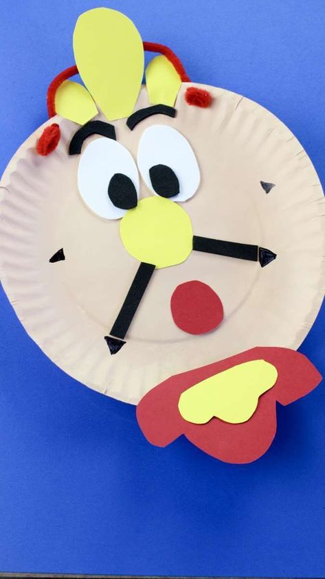 how to make a Beauty And The Beast Cogsworth Clock Craft. This is a fantastic and easy craft to make with children using a paper plate. Cogsworth is a Beauty And The Beast Cogsworth, Beauty And The Beast Crafts, Cogsworth Clock, Fantasy Camp, Disney Crafts For Kids, Craft To Make, Clock Craft, Beauty And The Beast Party, Disney Belle