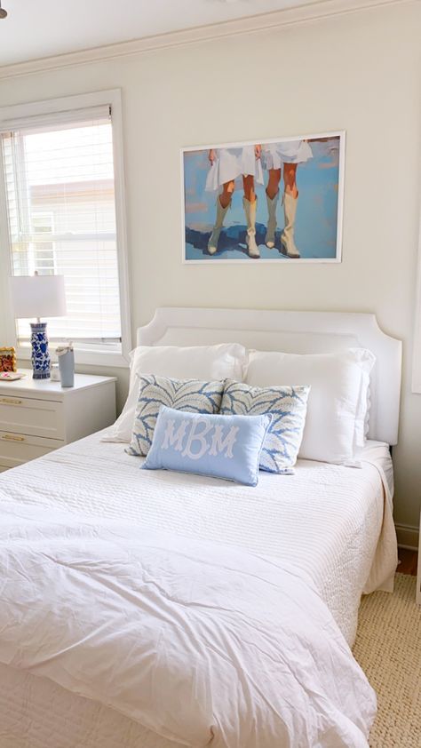 Preppy room, room aesthetic, coastal grandma, coastal millenial, classic decor, chinoiserie, college room, girl room, blue and white room Preppy Costal Bedroom Ideas, Neutral Pop Of Color Bedroom, Bed Pillow Arrangement Aesthetic, Minimal Preppy Bedroom, Coastal Granddaughter Interior, Coastal Cowgirl Living Room Decor, Coastal Grandma Room Aesthetic, Coastal Southern Bedroom, Costal Preppy Bedroom