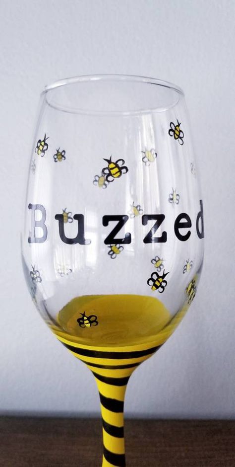 Beer Glass Painting Ideas, Summer Painted Wine Glasses, Funny Wine Glass Painting, Spring Wine Glass Painting, Easy Wine Glass Painting Ideas, Wine Glass Painting Party, Hand Painted Wine Glasses Ideas, Painting Wine Glasses Ideas, Wine Glass Painting Ideas Easy Simple