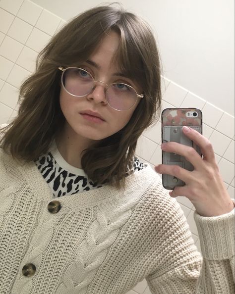 Fringe Wolfcut Short, Bangs With Medium Short Hair, Curtain Bangs Short Hair With Glasses, Short Subtle Bangs, Thick Hair Wispy Bangs, Subtle Wolfcut, Short Wolfcut With Wispy Bangs, Wolfcut With Glasses, Medium Length Haircut With Glasses