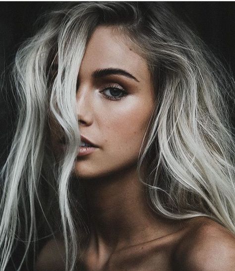 Instagram Crush: Scarlett Leithold (24 Photos) - Suburban Men Den Of Vipers, Emma Carstairs, Scarlett Leithold, Scarlett Rose, Dark Romance Books, Grey Hair, Instagram Foto, Messy Hairstyles, White Hair