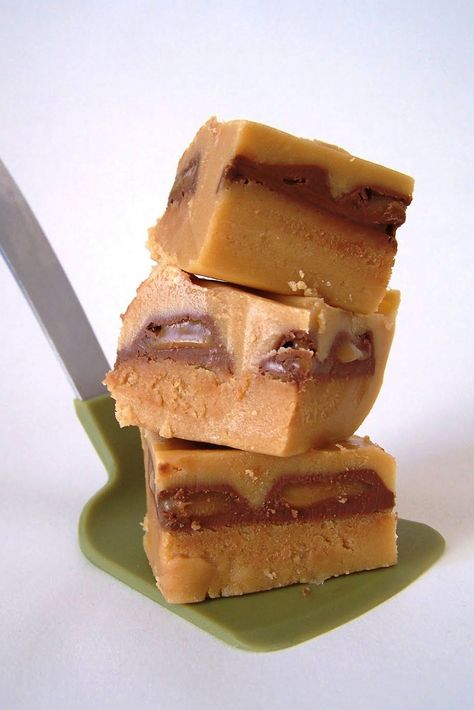 Caramilk Fudge Recipe, Caramilk Recipes, Fudge With Condensed Milk, Brown Sugar Fudge, Fudge Caramel, Holiday Fudge, Gourmet Sweets, Caramel Fudge, Candy Truffles