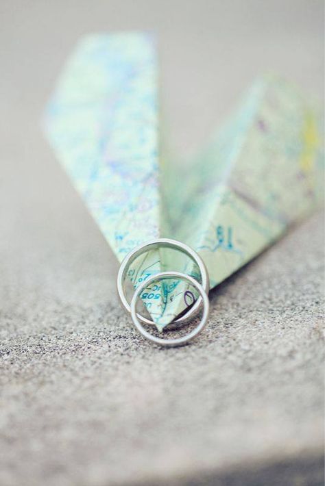 Another cute idea with maps and our ring for long distance relationship couples Airplane Couple, Aviation Wedding Theme, Airplane Wedding, Airplane Pictures, Small Airplanes, Travel Airplane, Pictures Engagement, City Bride, Map Paper