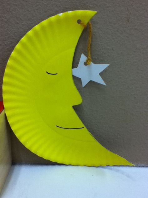 Moon and stars craft using paper plate, paint, and yarn. Star Crafts For Preschoolers, Star Crafts, Moon Craft, Stars Mobile, Space Week, Paper Plate Craft, Mobile Craft, Moon Crafts, Craft Images