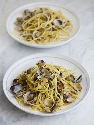 Amanda's linguine vongole Clam Pasta Recipe, Vongole Pasta, Spaghetti Vongole, Clam Pasta, Linguine Recipes, Clam Sauce, Jamie Oliver Recipes, Clam Recipes, Easy Pasta Recipes