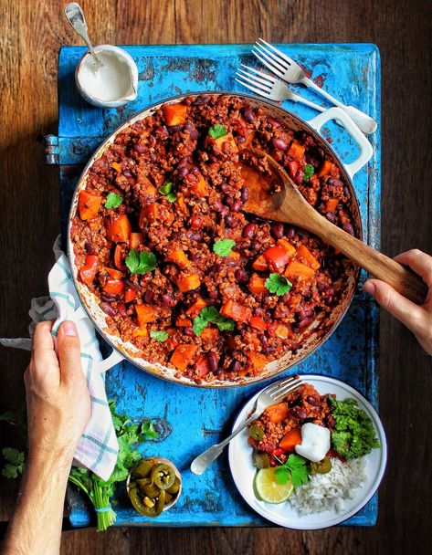 Here is my Ultimate Chilli Con Carne (Chilli with 'meat') of course this is cruelty free & is filled with my seitan 'steaks' & pulled Oyster mushrooms to give it that 'meat' look & taste! It's seriously good & perfect for the halloween season. You don't have to use both the mushrooms & 'steak' mince. Vegan Chilli Con Carne, Avant Garde Vegan, Gaz Oakley, Mains Recipes, Vegan Chilli, Vegan Ideas, Vegan Meat, Wfpb Recipes, Oyster Mushrooms