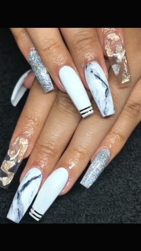 Marble Nails With Gold Flakes, Marble Nails With Gold, Nails With Gold Flakes, Black Gold Nails, Nails With Gold, Natural Nail Art, Unghie Nail Art, Acrylic Nail Set, Makeup Hacks Beauty Secrets