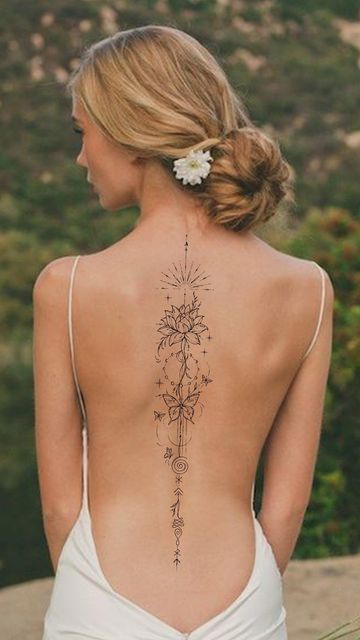 Modern Flower Tattoo Ideas, Tattoo Rug Dames, Spins Tattoos For Women, Rug Tattoo Dames, Earth Spine Tattoo, Phoenix Spine Tattoo, Spin Tattoos For Women, Spin Tattoo, Tattoo Rug