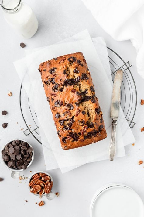 This sourdough banana bread with chocolate chips and pecans is one of my favorite ways to use up leftover sourdough discard! It's soft, fluffy and has that slight tang from the sourdough starter! It comes together super easily in just one bowl! Sourdough Discard Banana Bread, Discard Banana Bread, Sourdough Discard Banana, Sourdough Banana Bread, Banana Bread With Chocolate Chips, Sourdough Banana, Banana Bread With Chocolate, Bread With Chocolate Chips, Bread With Chocolate