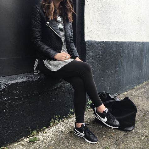 Zara Winter Outfit, Nike Cortez Outfit, Nike Cortez Black, Outfits Leggins, Winter Sneakers Outfit, Zara Winter, Nike Sneakers Outfit, Tennis Shoes Outfit, Athleisure Outfits