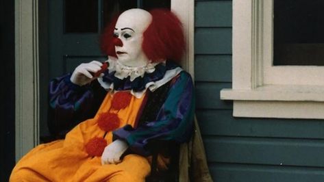 tim curry pennywise clown set photo Tim Curry Pennywise, You'll Float Too, People Having Fun, Septième Art, Birthday Meme, Vintage Horror, Classic Horror, Realistic Drawings, Fun At Work