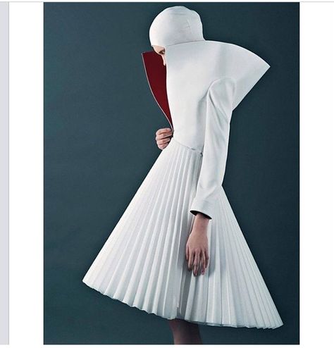 Love this one Architectural Fashion, Mode Editorials, Sculptural Fashion, Futuristic Fashion, Future Fashion, Paco Rabanne, Mode Inspiration, White Fashion, Fashion Details