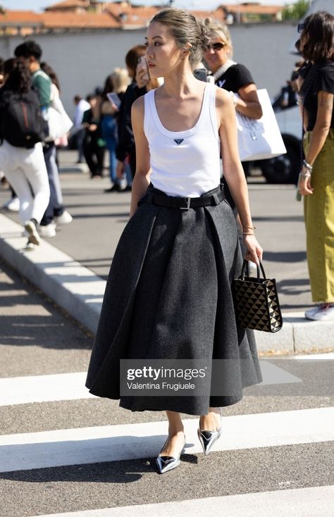 Black Full Skirt Outfit, Full Skirt Outfit, Fashion Week Spring Summer 2023, Skirt Street Style, Black Full Skirt, Fashion Corner, Wardrobe Tips, Outfits Chic, Spring Summer 2023