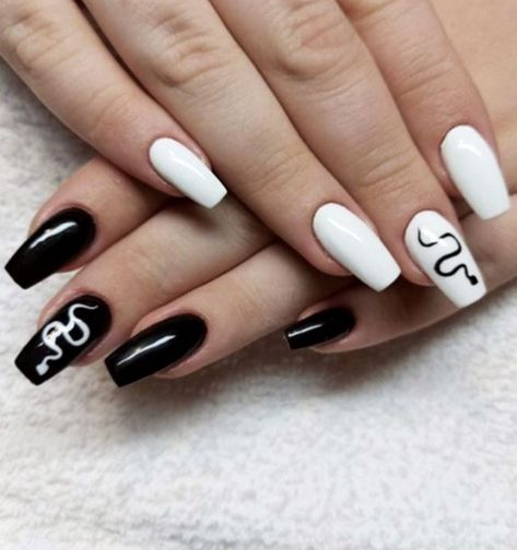 black nailswhite nailsblack and white nailssnake nailsnailartsquare nails Cute Simple Nails Black And White, Black And White Nails Snake, Black Nails With Design Ideas Short, Black And White Nail Designs Short, Black And White Nails Square, Black And White Short Nails, Simple Black And White Nails, Snake Nails Designs, Black And White Nails Short