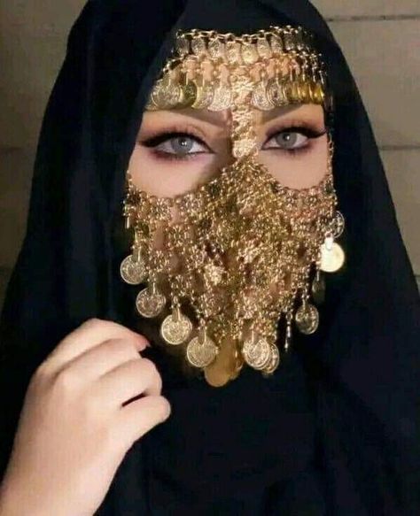 Arab Countries, Leather Outfits Women, Before And After Pics, Arabic Jewelry, Arabian Women, Makeup Accesories, Beautiful Snakes, Face Jewellery, Arabian Beauty