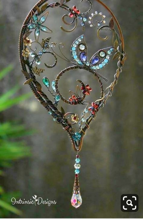 Wire wrapped sun catcher Carillons Diy, Dream Catcher Craft, Diy Wind Chimes, Wire Work Jewelry, Crystal Suncatchers, Work Jewelry, Wire Crafts, Wind Chime, Garden Crafts