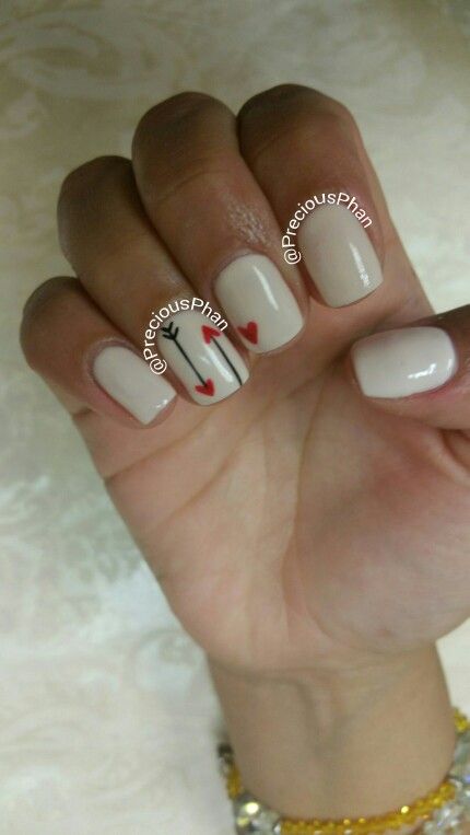 Valentines day nails. Arrow heart nails #PreciousPhanNails Nails Valentines Day Simple, Valentines Toe Nails, Arrow Nail Design, Arrow Acrylic Nails, Nails Arrow, Heart With Arrow Nails, Glimmer Nails, Heart Beat Nail Designs, Valentines Day Nails Sharp