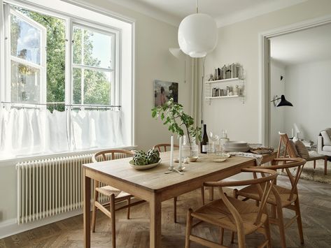 Light Grey Shaker Kitchen, Grey Shaker Kitchen, Swedish Home, Grey Wall Color, Dining Corner, Light Gray Cabinets, Coco Lapine Design, Off White Walls, Rattan Lounge Chair