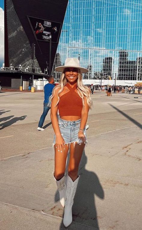 40+ Cute Country Concert Outfits For Women [2024]: Stylish Outfit Ideas For Every Season Eric Church Concert Outfit, Watershed Outfits, Kenny Chesney Concert Outfit, Luke Bryan Concert Outfit, Cma Fest Outfit, Western Concert Outfit, Country Concert Outfit Fall, Country Music Concert Outfit, Outdoor Concert Outfit