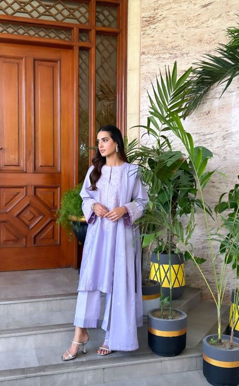 Iqra Aziz Suits, Iqra Aziz Outfits, Iqra Aziz Dresses, Aina Asif, Mehndi Dresses, Body Hot, Pakistani Actors, Iqra Aziz, Dress Book