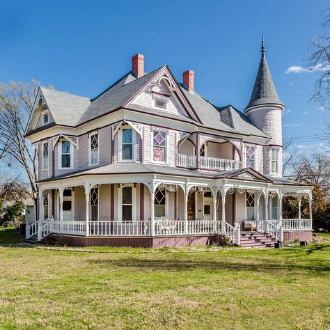 The historic Carpenter House on 18th Street Plano, TX Carpenter House, Victorian House Plans, Old Victorian Homes, Victorian Style House, Log Home Interiors, Beautiful Home Gardens, Victorian Style Homes, Plano Texas, Old Mansions