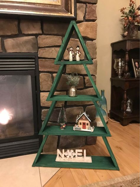 Easy Wood Christmas Projects, Diy Wood Decorations, Wood Christmas Tree Shelf, Winter Wood Projects, Wood Pallet Christmas Projects, Diy Wooden Christmas Decor, Pallet Wood Christmas Projects, Diy Wood Christmas Decor, Wooden Christmas Diy