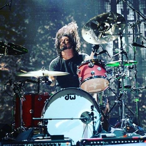 Dave Grohl Playing Drums, Dave Grohl Drumming, Drummer Pose, Dave Grohl Drums, Foo Fighters Live, Band Illustration, Nirvana Lyrics, Fighter Tattoo, Nirvana (lyrics)