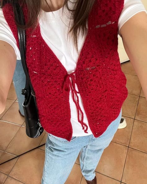 Red Crochet Top Outfit, Crochet Ideas Cardigan, Red Crochet Ideas, Red Vest Outfit, Crochet Cardigan Vest, Crochet Vest Outfit, Crochet Cardigan Outfit, Crochet Sweater Vest, Vest Crochet