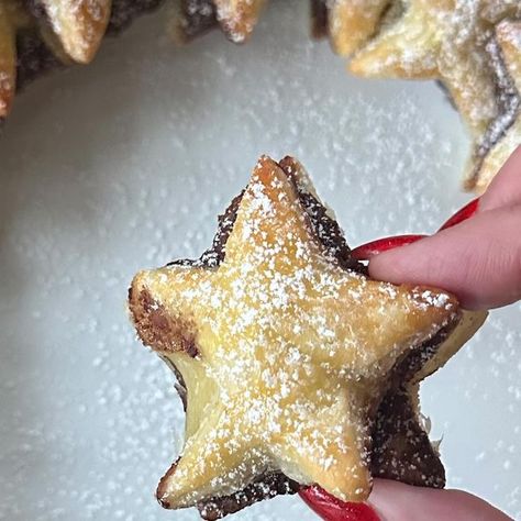 Ciara Attwell on Instagram: "Nutella Pastry Star Wreath The ultimate Christmas party snack! Spread Nutella between two sheets of puff pastry, cut out with a star cutter and brush with egg. Bake at 200c for 15 minutes and dust with icing sugar. #puffpastrywreath #nutellawreath #christmaspartyfood #christmasfood" Nutella Pastry Star Wreath, Christmas Puff Pastry, Puff Pastry Chocolate, Nutella Pastry, Cookie Wreath, Ultimate Christmas Party, Holiday Candies, Christmas Party Snacks, Christmas Baking Gifts