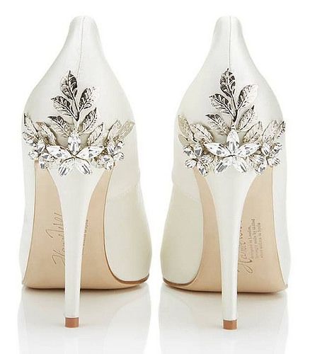 White Wedding Shoes | Wedding Shoe Bling | #chicagoweddingplanner Kasut Kahwin, Dresses Hairstyles, Makeup Decoration, Wedding Shoes Comfortable, Daisy Wedding, Wedding Shoes Bride, White Wedding Shoes, Crystal Shoes, Wedding Quotes