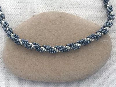 Rope Tutorial, Beading Stitches, Seed Bead Tutorials, Bead Rope, Bead Stitch, Kumihimo Jewelry, Kumihimo Patterns, Beaded Necklace Patterns, Beaded Bracelets Tutorial